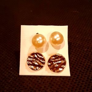 Must bundle.  pearl and gold earrings.